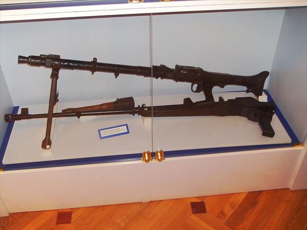 040-Немецкий пулемет, граната и противотанковое ружье